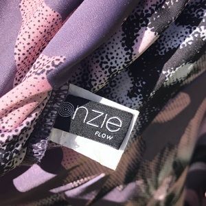 ONZIE | XL | FLOW Lavender Purple Pink Floral Yoga Capri Pants Leggings EUC 🌺